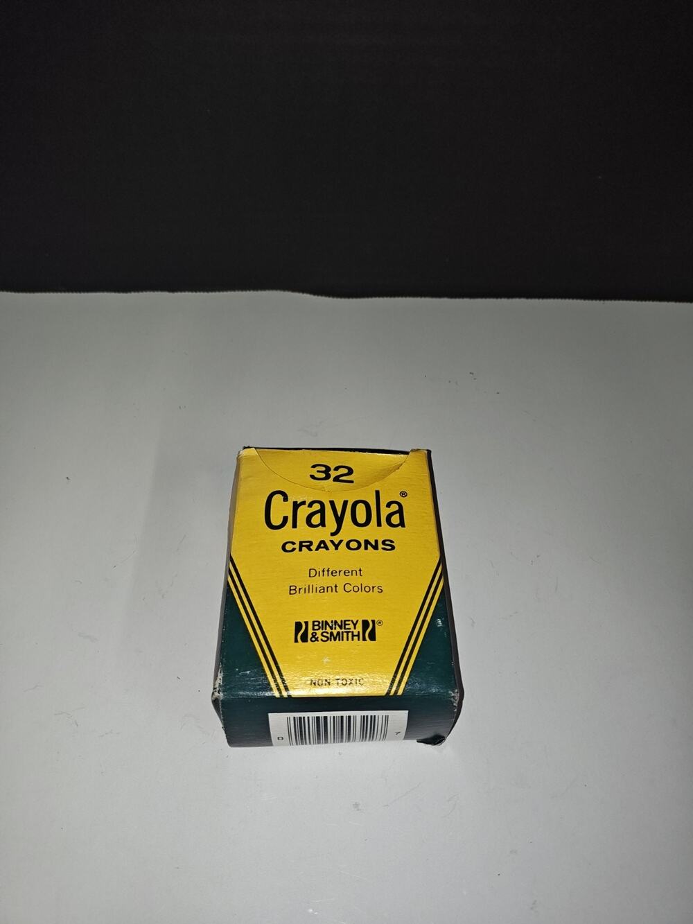 Vintage Crayola Crayons 32 Pack Binney & Smith Different Brilliant Colors USA